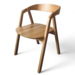 drewniane krzesło dębowe z drewnianym siedziskiem