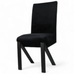 Krzesło tapicerowane w czarnej tkaninie na metalowych nogach