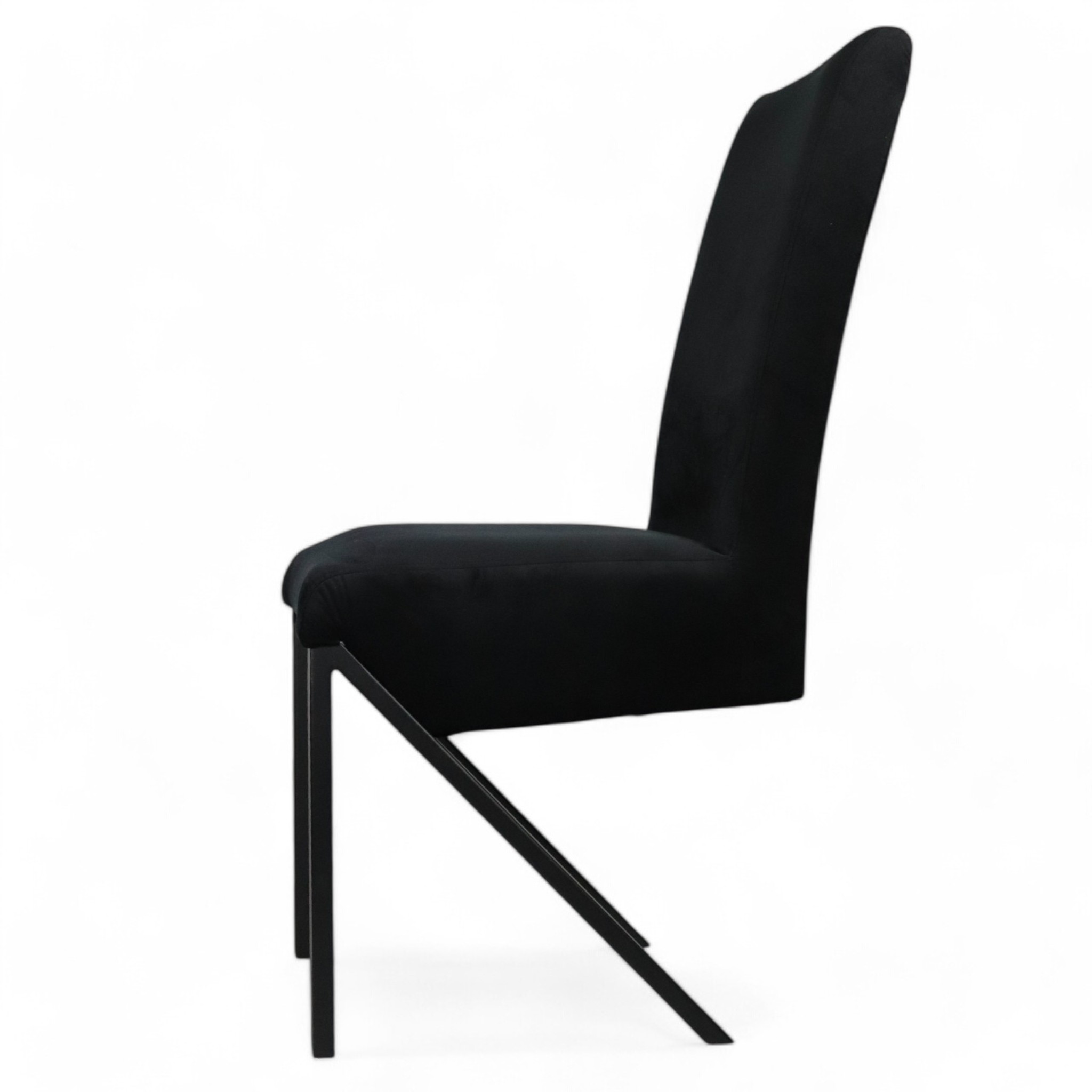 Krzesło tapicerowane w czarnej tkaninie na metalowych nogach