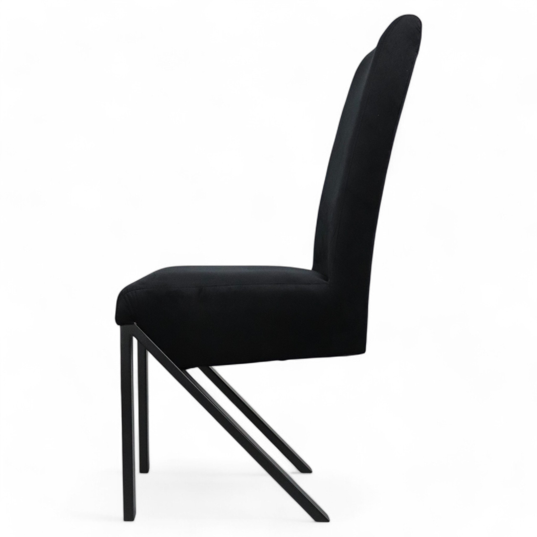 Krzesło tapicerowane w czarnej tkaninie na metalowych nogach