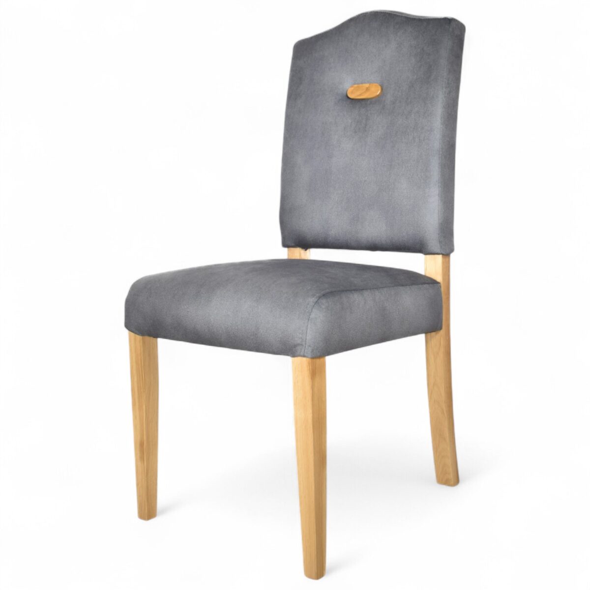 krzesło tapicerowane na dębowych nogach z drewnianą ozdobą