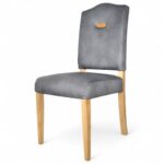 krzesło tapicerowane na dębowych nogach z drewnianą ozdobą